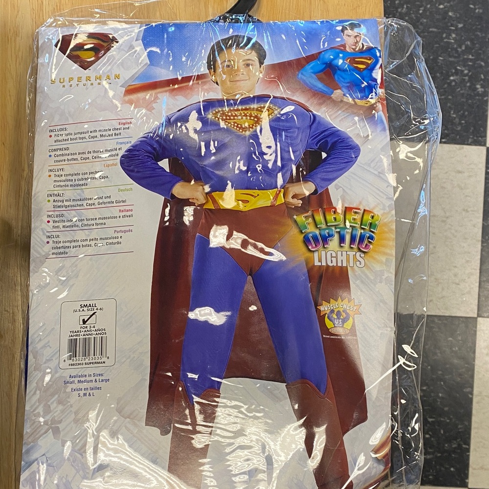 DC Comics Superman Kids Costume with Fibre
optic lights.